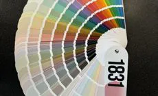 Tavolo con colori e progetti per tintoria