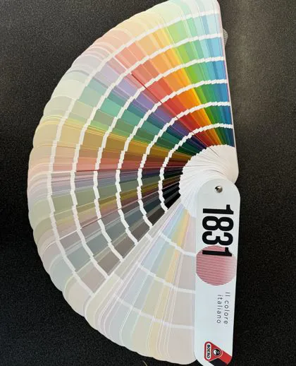 Palette di colori con pennelli e tinte